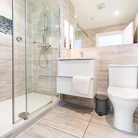Bright And Spacious Flat With Free Parking Лондон Экстерьер фото