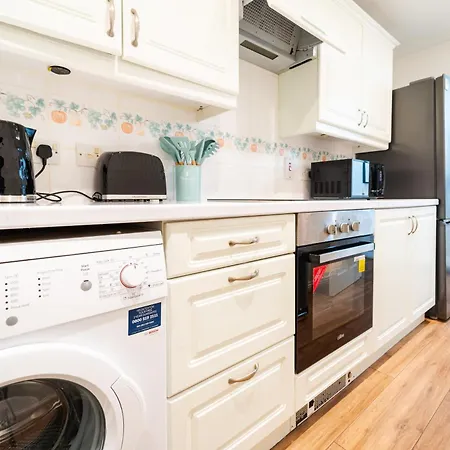 Bright And Spacious Flat With Free Parking Лондон Экстерьер фото