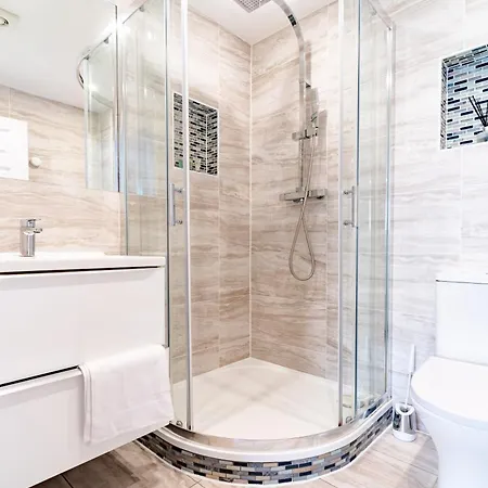 Bright And Spacious Flat With Free Parking Лондон Экстерьер фото
