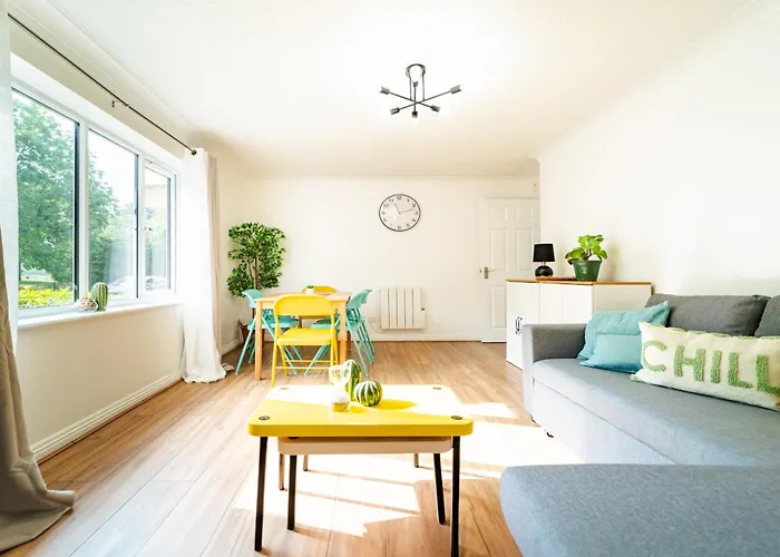 Bright And Spacious Flat With Free Parking