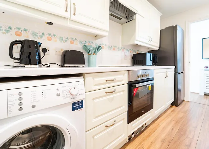 Bright And Spacious Flat With Free Parking