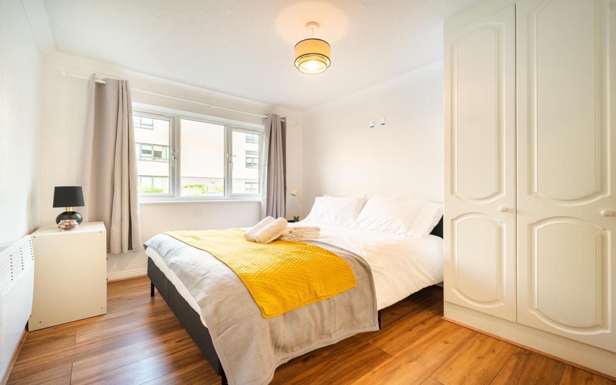 Bright And Spacious Flat With Free Parking Лондон