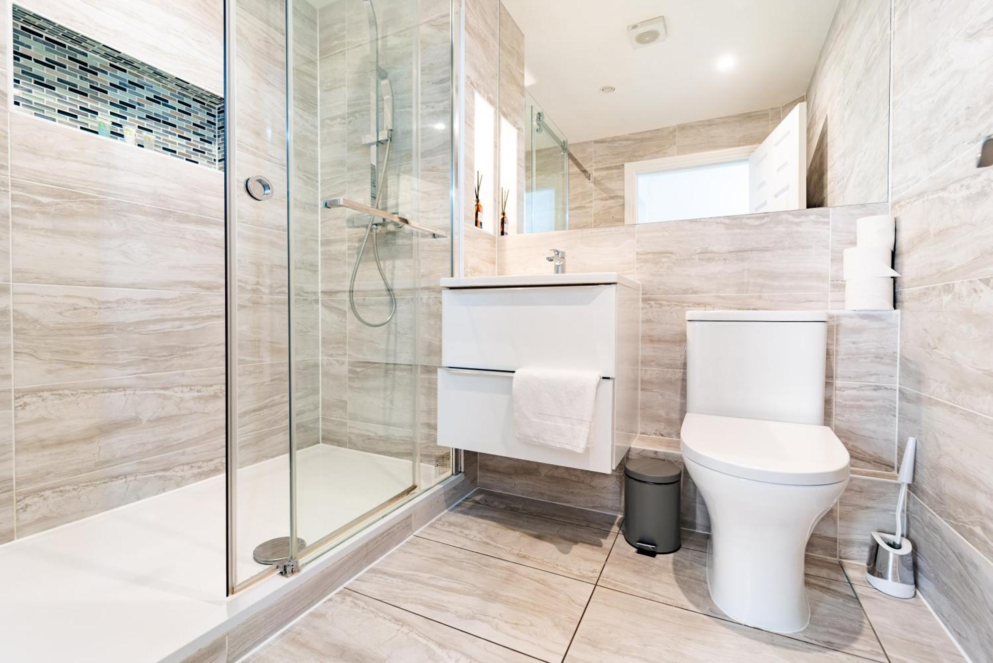 Апартаменты Bright And Spacious Flat With Free Parking