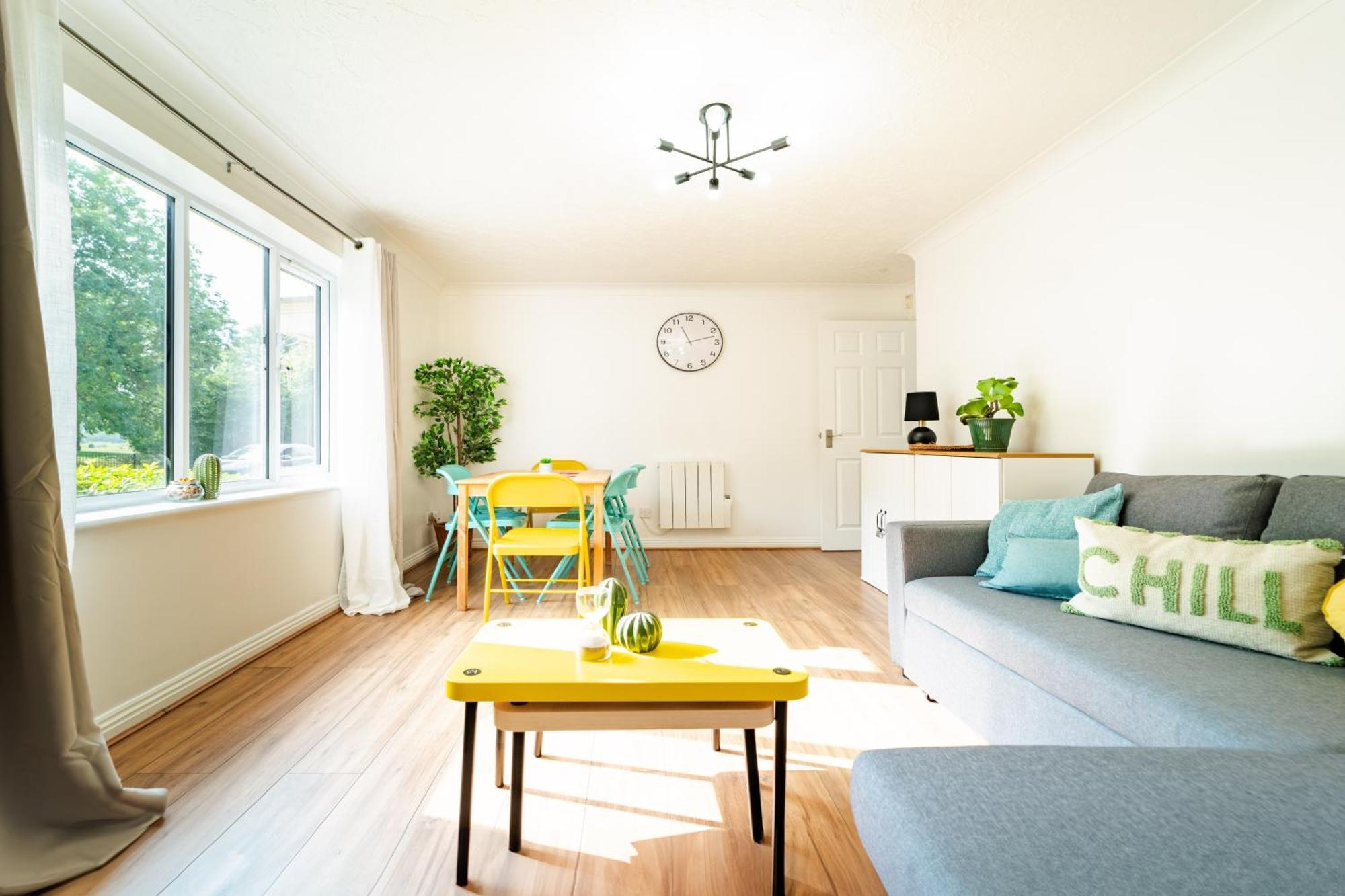 Bright And Spacious Flat With Free Parking Апартаменты *