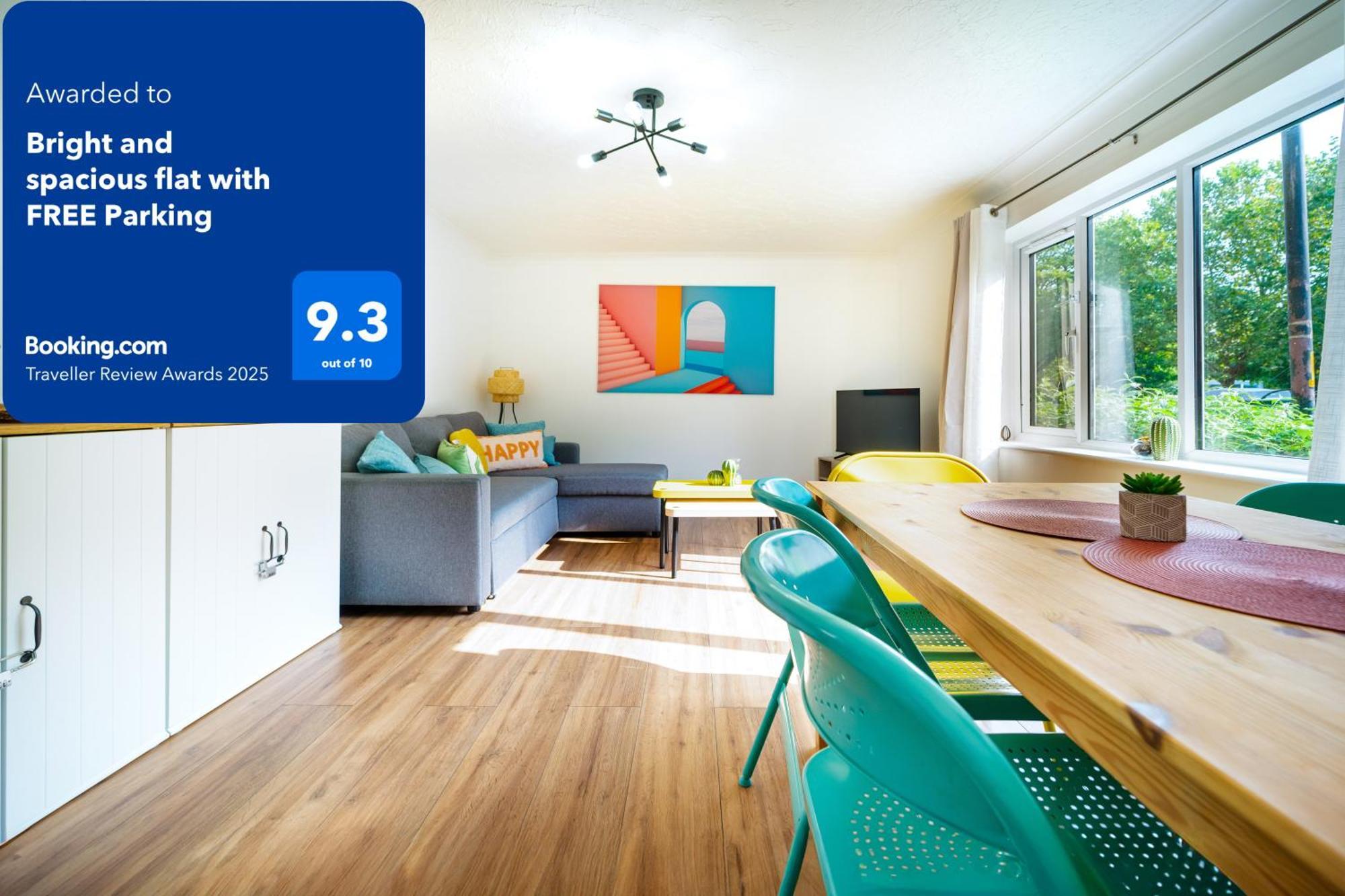 Bright And Spacious Flat With Free Parking Лондон